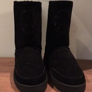 Arleen C shearling “peace” boots